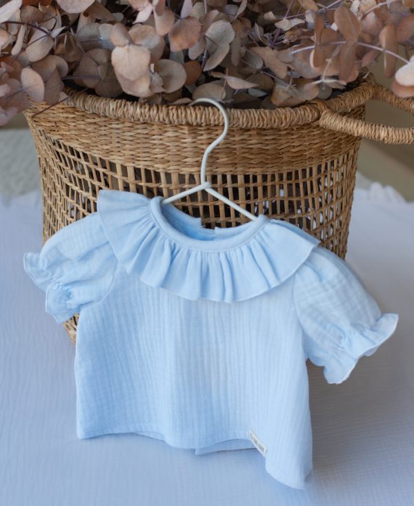 BLUSA BAMBULA AZUL CLARO CUELLO VOLANTE MANGA CORTA