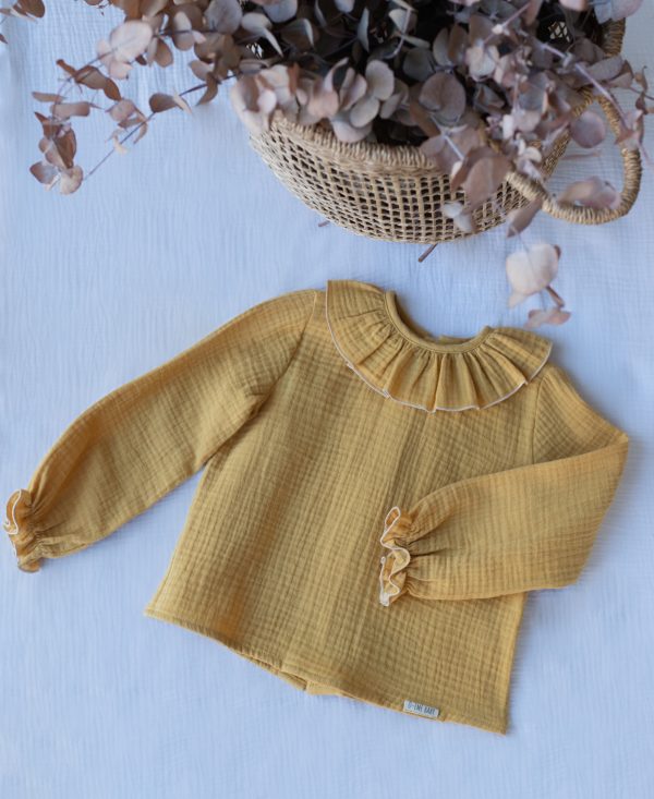 BLUSA BAMBULA MOSTAZA CUELLO VOLANTE